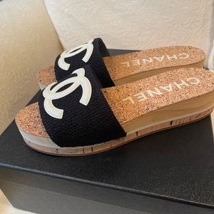 💯 Authentic Chanel 20P CC cork slides